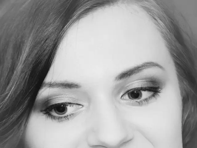 Mastering the Skill of Self-Assuredness through Zoolander's Body Language Techniques