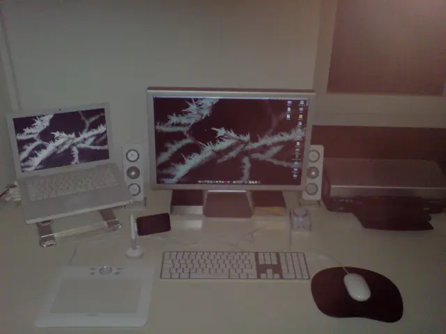 Desktop Gadget Flipper Busy Bar Doubles as an Aggressive 'Go Away' Shortcut